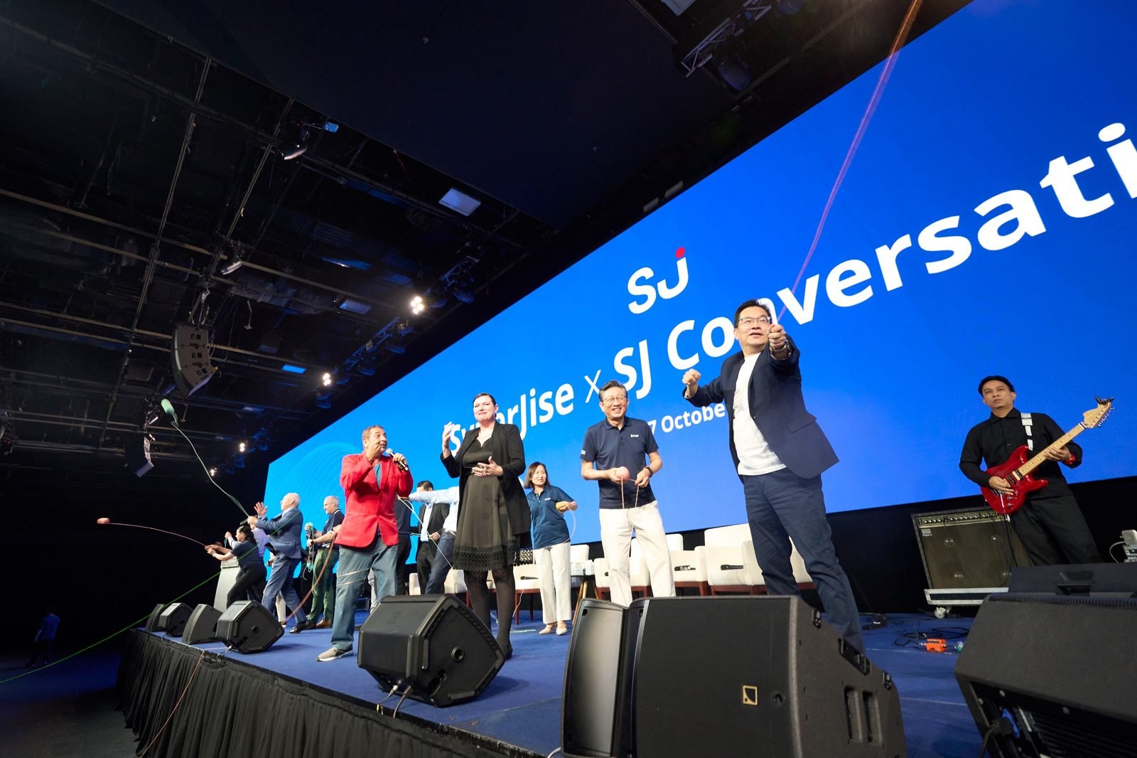 Yarn toss from the stage · Corporate Events Yarn toss from the stage
