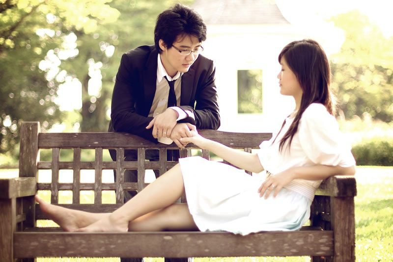 Hand in hand on the bench · Pre-Wedding Hand in hand on the bench